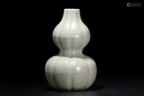 Porcelain Longquan Kiln Gourd Vase