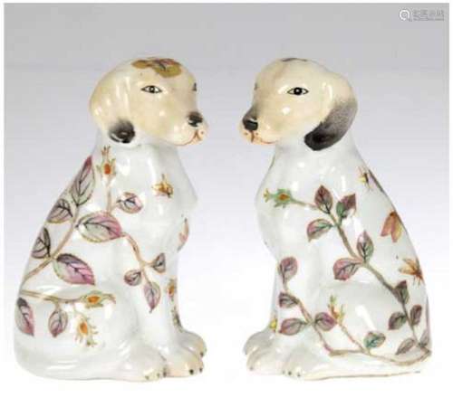 Paar Kaminhunde, China, Porzellan, gemarkt, floral bemalt, H. 13 cm