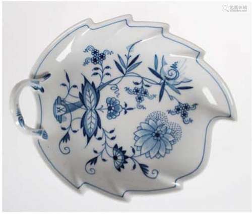 Meissen-Blattschale, Zwiebelmuster, 1. Wahl, gezackte Blattform mit Asthenkel, 22,5x19 cm