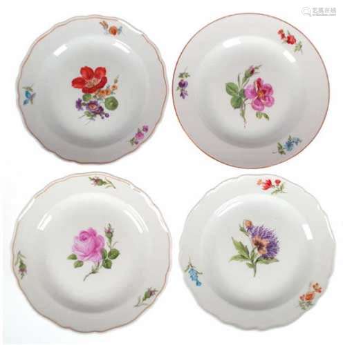 Konvolut von 4 Meissen-Tellern, Bunte Blume 1 und 3, 3x Neuer Ausschnitt, 1x glatter Rand,2x