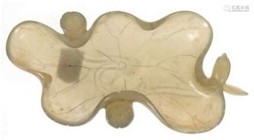 Jade-Schale in Blattform, China um 1900, aus einem Stein geschnitten, 5-passiges Blatt mitsei