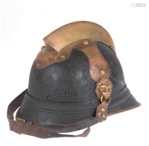 Feuerwehrhelm, Bayern, 19. Jh., Leder mit Messingkamm, beidseitig mit Löwenkopf, undLederrie