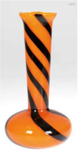 Murano-Vase, orangfarbend mit schwarzem Streifendekor, H. 28 cm