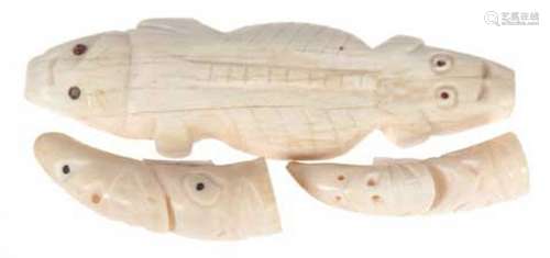 3 Tupilak-Figuren, dabei Inuit, Pottwalzahn und Walknochen, geschnitzt, L. 6,5 cm-15 cm