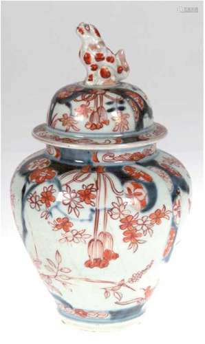 Deckelvase, wohl chinesisches Imari, 18./19. Jh., weiß glasiert, florales Dekor in Rot undBl