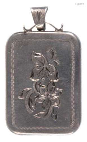 Medaillon, um ca. 1900, mit Blüten und Blattdekor, punziert mit 835 Silber, Handarbeit,Maße