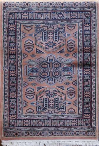 Poschti, Pakistan, dunkelgrundig, zentrales Medaillon mit floralen Motiven, 1 Kante leichtbel