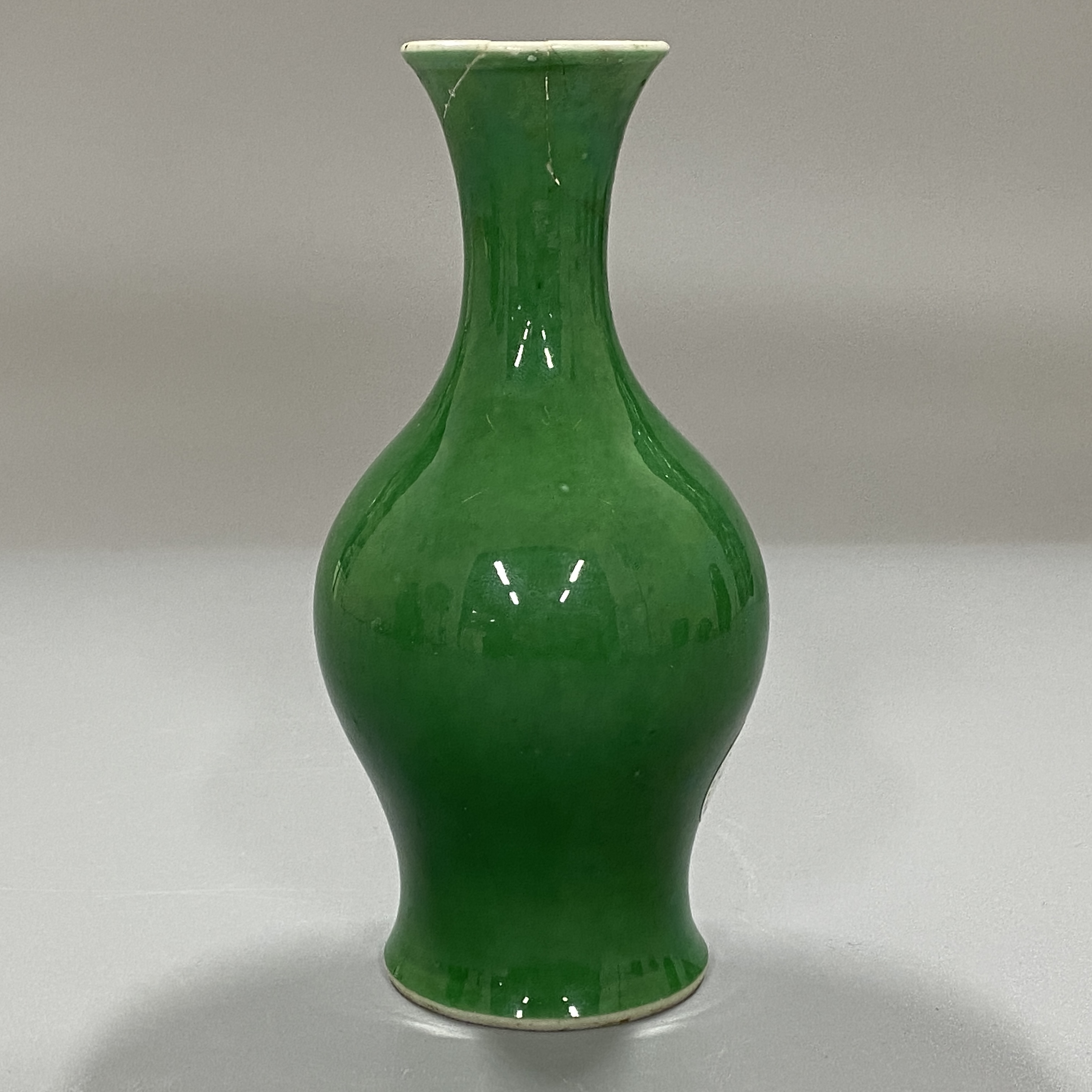 清瓜皮绿釉瓶