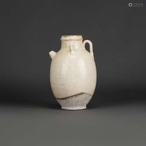 A CHINESE CIZHOU WHITE EWER