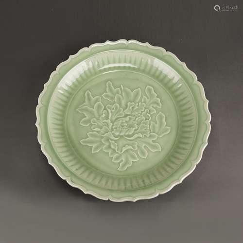 A CHINESE LARGE LONGQUAN CELADON GLAZED LOBED DISH, 20th CENTURY