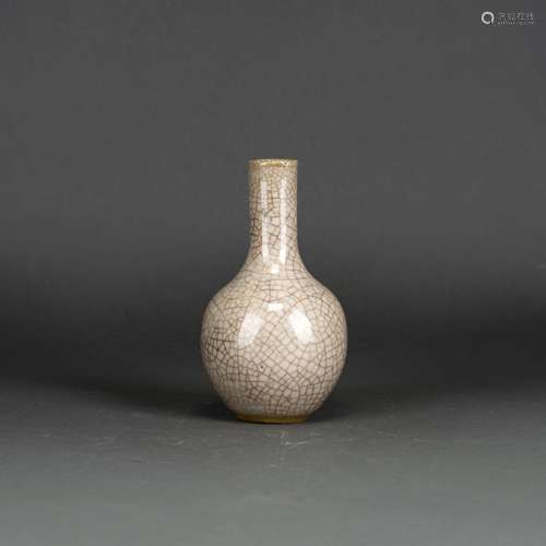 A CHINESE GE BOTTLE VASE