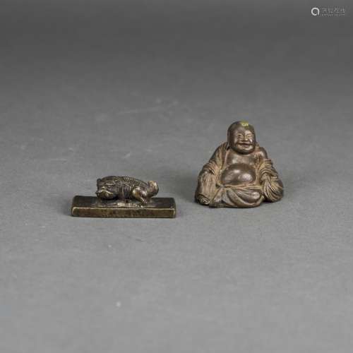 LOT OF 2, A CHINESE BUDAI BUDDHA AND A LION PAPER WEIGHT