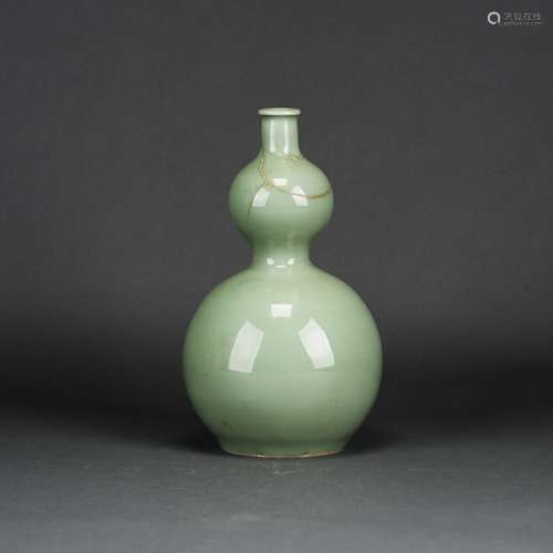 A CHINESE CELADON GLAZED DOUBLE-GOURD VASE