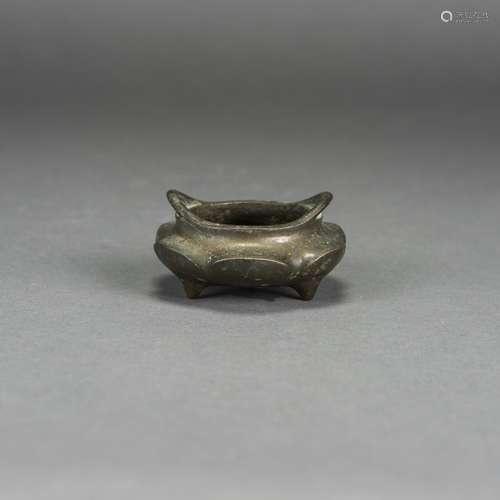 A CHINESE MINI TRIPOD BRONZE CENSER