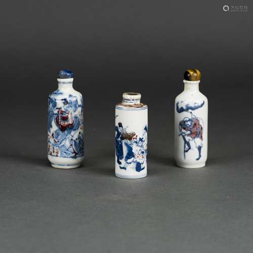 LOT OF 3, A GROUP OF CHINESE COPPER-RED DECORATED BLUE AND WHITE SNUFF BOTTLES