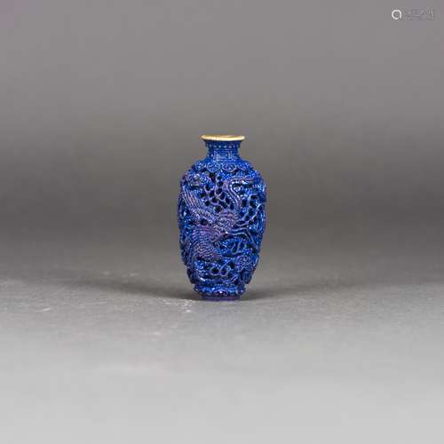 A CHINESE BLUE ENAMELED PORCELAIN SNUFF BOTTLE