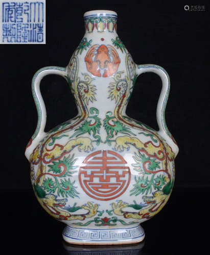 DAQINGQIANLONGNIANZHI MARK DOUCAI GLAZE VASE