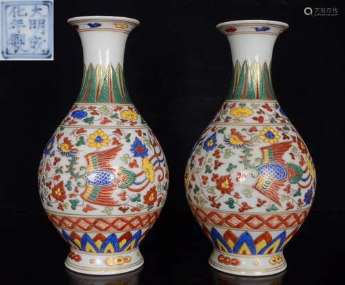 DAMINGCHENGHUANIANZHI MARK WUCAI GLAZE VASE PAIR