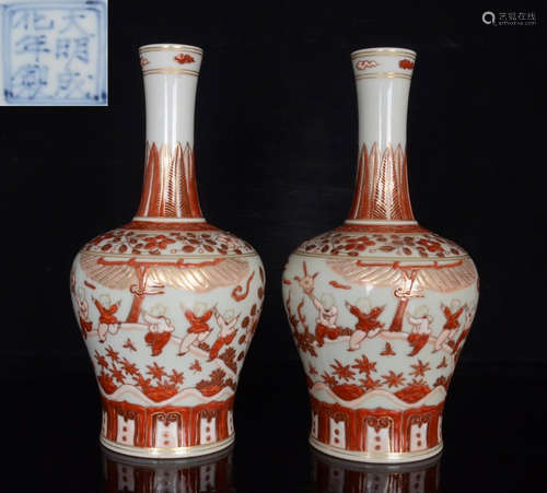 DAMINGCHENGHUANIANZHI MARK ALUM RED GLAZE VASE PAIR