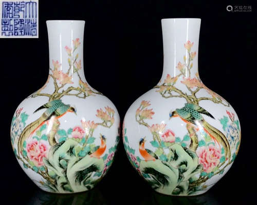 QIANLONGNIANZHI MARK FAMILLE ROSE GLAZE VASE PAIR