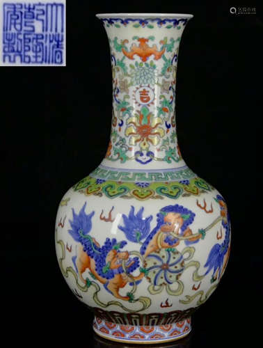 DAQINGQIANLONGNIANZHI MARK DOUCAI GLAZE VASE