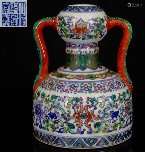 DAQINGQIANLONGNIANZHI MARK DOUCAI GLAZE VASE