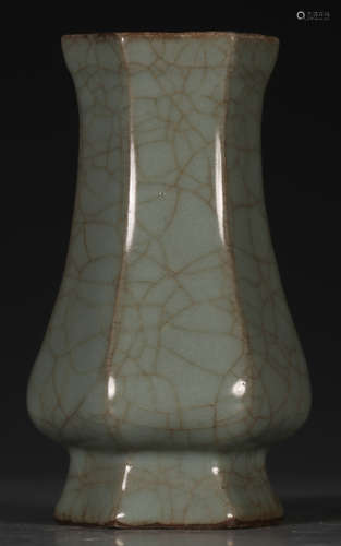 GUAN YAO GREEN GLAZE VASE