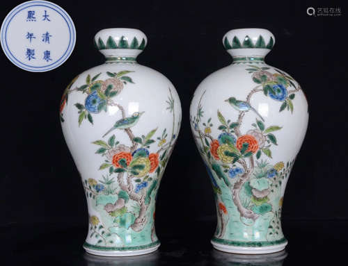 DAQINGKANGXINIANZHI MARK WUCAI GLAZE VASE PAIR