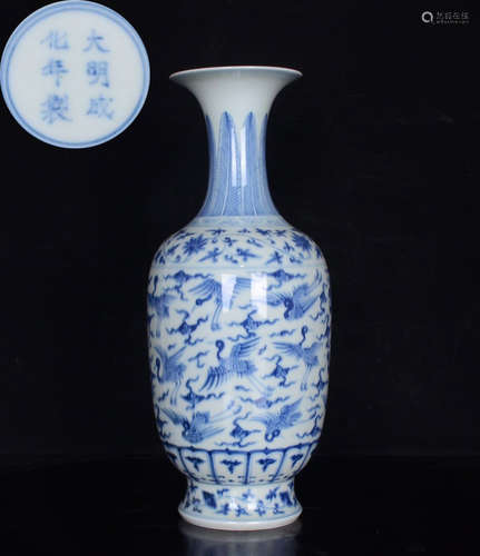 DAMINGCHENGHUANIANZHI MARK BLUE&WHITE GLAZE VASE