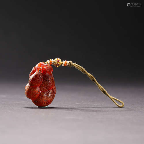 AN  AMBER GOURD-SHAPED PENDANT