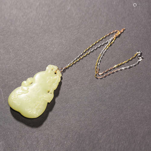 A YELLOW JADE GOURD-SHAPED PENDANT