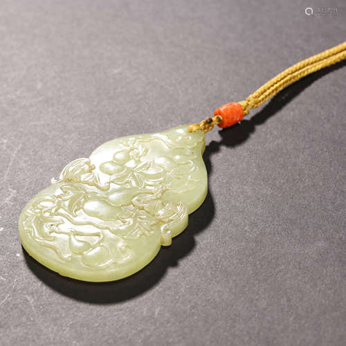 A YELLOW JADE GOURD-SHAPED PENDANT