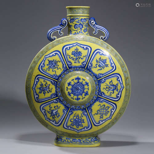 A  YELLOW-GLAZED BLUE AND WHITE PORCELAIN MOONFLASK