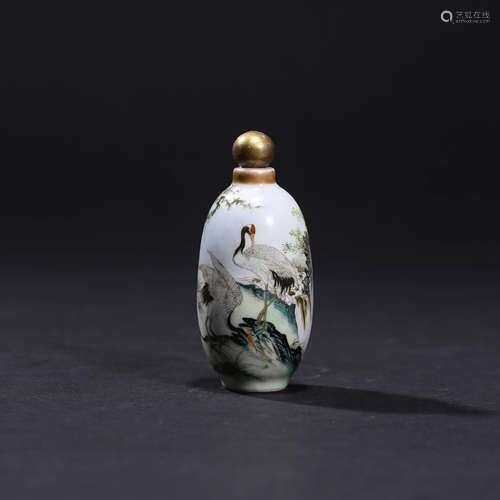 AN ENAMELED ‘PINE TREE AND CRANE’ PORCELAIN SNUFF BOTTLE WITH QIAN LONG NIAN ZHI MARK