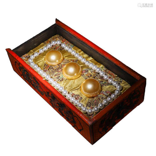 A Set of Gold And Silver Lacquer Shell Pearls