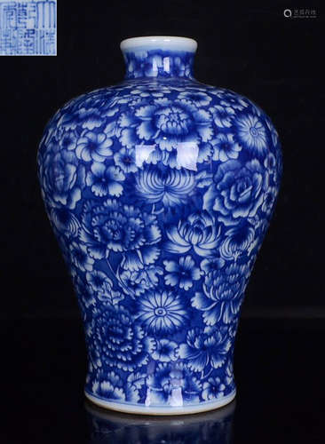 DAQINGQIANLONGNIANZHI MARK BLUE&WHITE GLAZE VASE