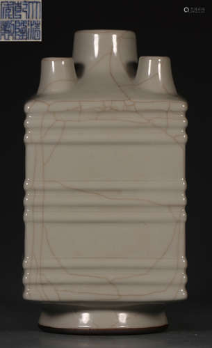 DAQINGQIANLONGNIANZHI MARK GEYOU GLAZE VASE