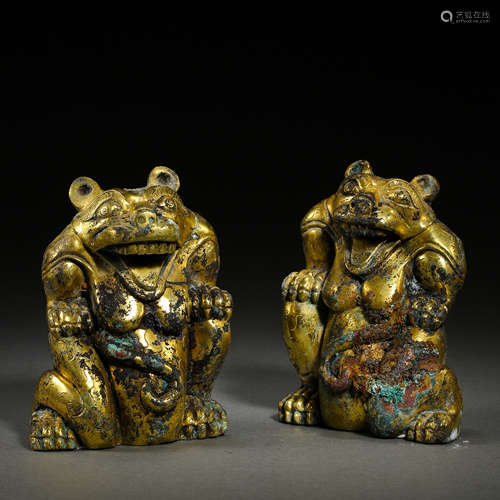 HAN DYNASTY, A PAIR OF CHINESE GILT BRONZE BEARS