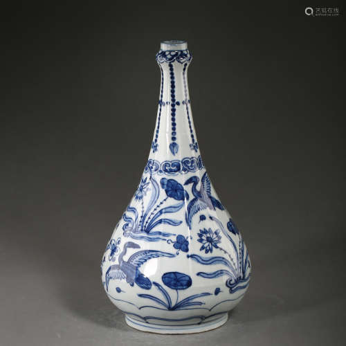 OLD CHINESE BLUE AND WHITE PORCELAIN VASE