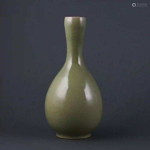 Jin Dynasty style Yaozhou Kiln Celadon Long Neck Bottle