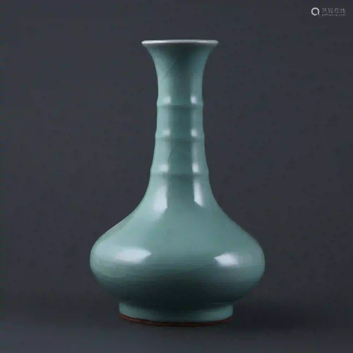 Song Dynasty style Celadon-Glazed Long-Necked Vase