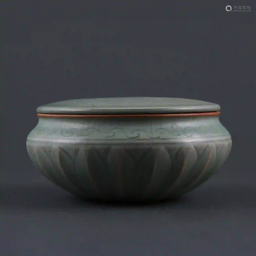 Song Dynasty style Longquan Kiln Celadon Jar with Lotus