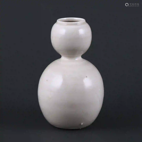 Tang Dynasty style White-glazed Gourd Vase from Xing