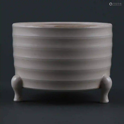 Song Ding kiln white glaze string pattern three-legged