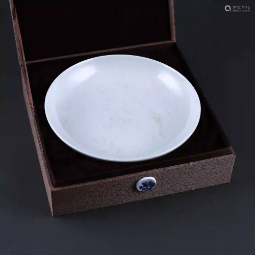 Yuan Shufu white-glazed plate with crane pattern