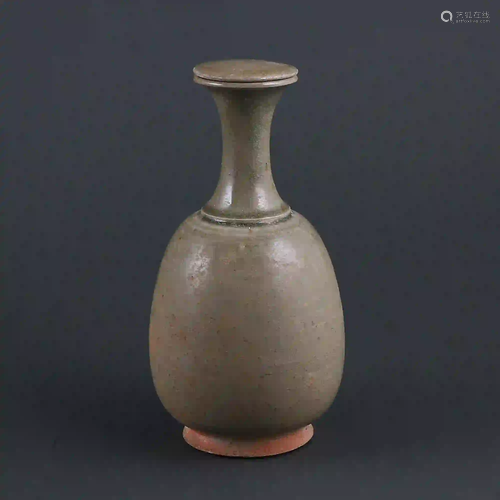 Sui Dynasty Celadon Straight Neck Open Bottle with Lid