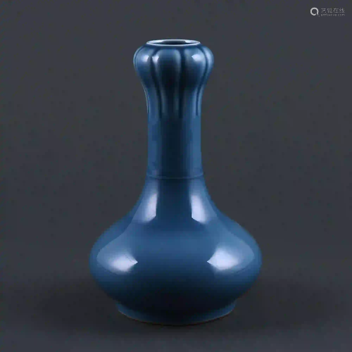 A blue-glazed garlic-head vase, 