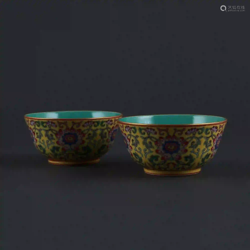 A pair of small gilt bowls with yellow ground famille