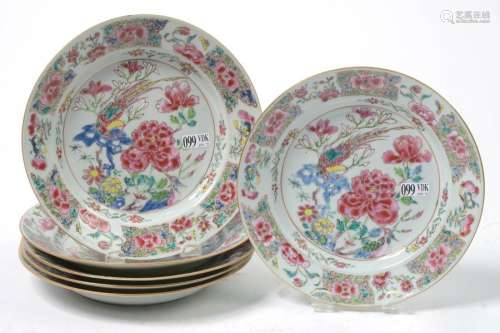 Suite de six assiettes en porcelaine polychrome de…