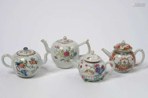 Lot de quatre théières en porcelaine polychrome de…